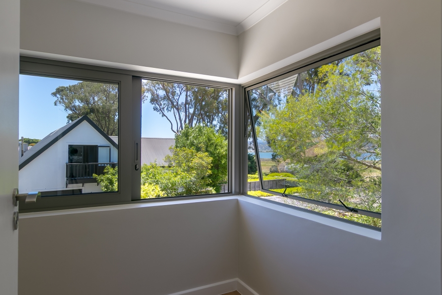 4 Bedroom Property for Sale in Leisure Isle Western Cape